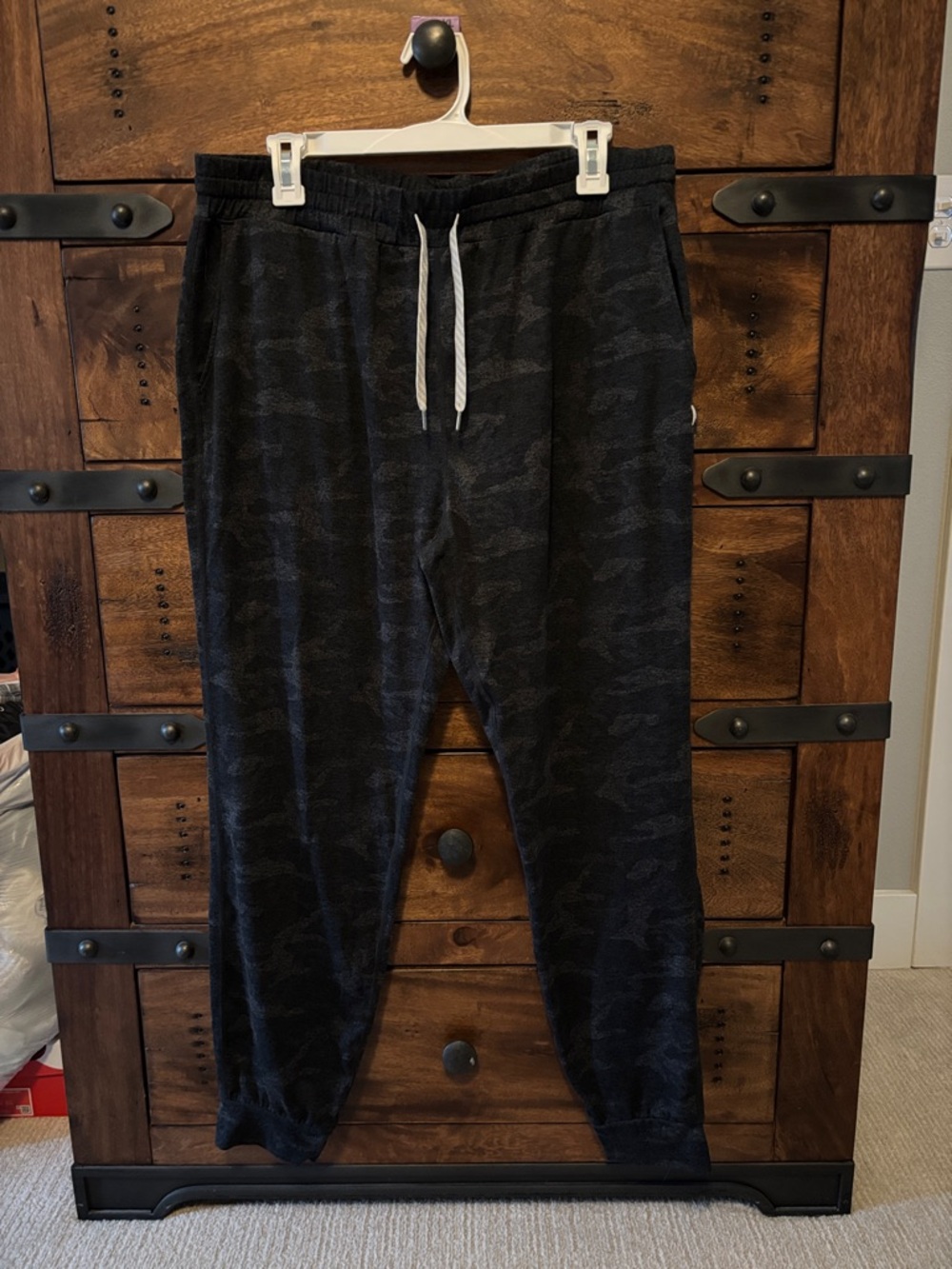 Vuori Black Camo Jogger Pants with White Drawstring Women’s Size XL
